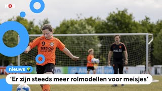 Beroemde voetballers Meiden moeten dezelfde kansen krijgen als jongens [upl. by Yarled]