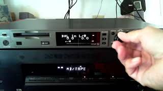 A brief demonstration of the basic features of Sony MDSE12 Professional Minidisc Recorder [upl. by Ijnek]