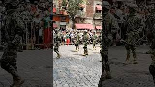 Tropas de infantería del ejército mexicano en el desfile cívico militar 2023 [upl. by Llenwahs]