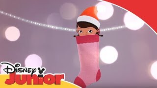 Manualidades de Navidad Tutorial  Calcetines de Navidad  Disney Junior Oficial [upl. by Suiremed]