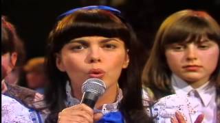 Mireille Mathieu  Mille Colombes 1982 [upl. by Tiossem]