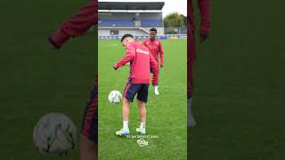 Contrôle de balle avec le pied au sol 👌 vous maitrisez  smcaen shortsfootball football [upl. by Infield]