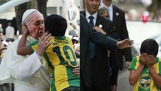 Niño hace llorar al Papa Francisco en Brasil [upl. by Quenna]