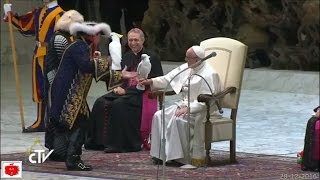 Papa Francesco con i giocoglieri Golden Circus di Liana Orfei durante ludienza generale [upl. by Atteloj]