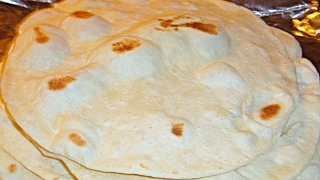 TORTILLAS DE HARINAdemostracion  Complaciendo Paladares [upl. by Eniarrol]