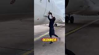 HOSTES KADIN İLK DEFA UÇAK KAPISI AÇIYOR 😅✈️ [upl. by Goodman749]