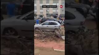 Dana Valencia Momento en el que evacúan a Pedro Sánchez de Paiporta entre palazos e insultos [upl. by Enak]