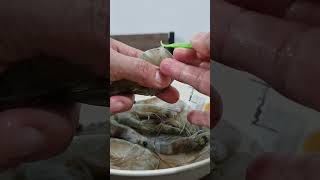 Deveining shrimp How to remove shrimp intestine food cooking [upl. by Bobbie]