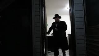 Menashe milks the miser  מנשה חולב הקמצן  מפראבירט מעלקן דעם קארגער [upl. by Assennev]