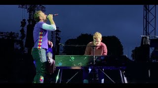 Chris Martin and a fan perform Everglow in Munich [upl. by Riess]