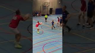 Wat een heerlijke assist🔥🧡 korfbal korfball korfballeague korfbalinc [upl. by Audie]