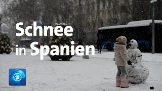 Wintereinbruch in Spanien Auf Skiern durch Madrid [upl. by Rahcir688]