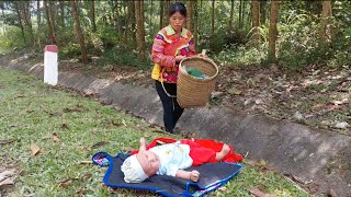 A 17yearold single mother saved her 3monthold baby abandoned on the street [upl. by Aneda]