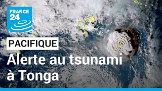 Les habitants des Tonga fuient un tsunami après léruption dun volcan • FRANCE 24 [upl. by Maxie546]