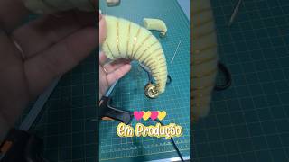 Saindo um chifre decoradoworkinprogress Boneco em processo de confecção art puppet puppetry [upl. by Ades810]