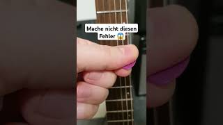 Viele Gitarristen machen diesen Fehler 😱 gitarre gitarrelernen egitarre [upl. by Boak]