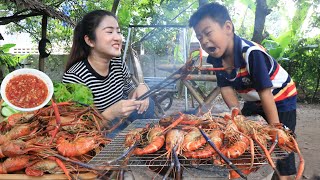 Mommy Sreypov Yummy grilled river shrimp cooking  Mother and son cooking [upl. by Nnyluqcaj]