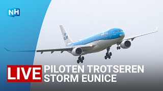 TERUGKIJKEN 🔴 Piloten landen op Schiphol in storm Eunice [upl. by Anahcar]