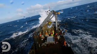 Discussão acalorada em um barco de pesca de caranguejos  Pesca Mortal  Discovery Brasil [upl. by Enelav68]