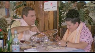 Alberto Sordi 🎬 Grande abbuffata al ristorante dei ricchi 😄😄 [upl. by Ahterahs]