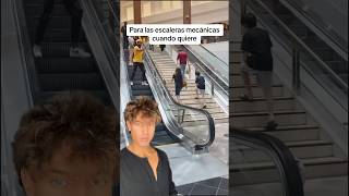 Para las escaleras mecánicas usando sus pies cc theblondejo [upl. by Josefa]