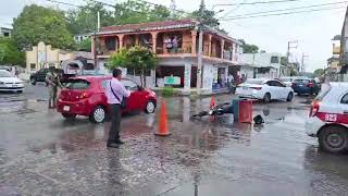 Tuxpan Veracruz Taxista derriba a motociclista [upl. by Drauode631]