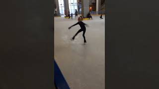 Учу вращение quotволчокquot в фигурном катании Figure skating sport lifestyle [upl. by Linnell582]