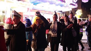 So feiern die Osnabrücker die Weiberfastnacht 2019 auf dem Marktplatz [upl. by Kanya160]