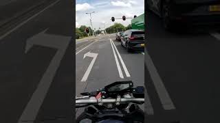 lane splitting regels oprekken 🤣motorcycle akrapovic biker [upl. by Konyn]