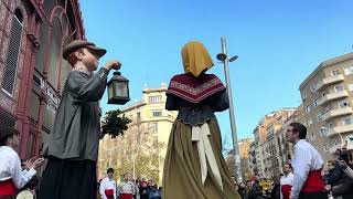 Gegants de Sant Antoni ballant al Mercat  199a Cavalcada dels Tres Tombs de Barcelona [upl. by Leese]