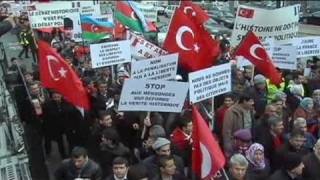 Cientos de turcos se manifiestan en París contra la ley del genocidio armenio [upl. by Nomead]