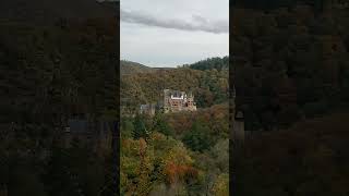 Burg Eltz in der nähe der Mosel jedoch inmitten von Hügeln und Wald [upl. by Latreece348]