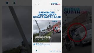 DETIKDETIK Pemotor NGAMUK dan Hancurkan Spion Mobil Gegara Lawan Arah saat Belokan [upl. by Ebarta]