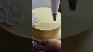 Simple flower cake decoration cake cakedecoratingideas youtubeshorts [upl. by Ahsaeit107]