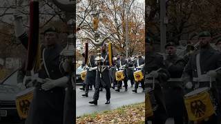 Marsch der Bundeswehr durch Berlin 🦅🇩🇪militär soldaten wachbataillon musikkorps garde army [upl. by Ecinahs]