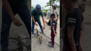 Vive con sus abuelitos y les ayuda en las tareas solo tiene 7 años y solo quiere una bicicleta [upl. by Seyer111]