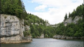 Frontière et contrebande les gorges du Doubs  Cest là  en Bourgogne FrancheComté [upl. by Dearr]