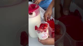 Fresas con crema la Reyna viral fresasconcrema parati streetfood tasty [upl. by Eyllib]