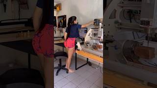 Ela esculpiu uma cabeça de madeira na cnc router [upl. by Nahtnhoj908]