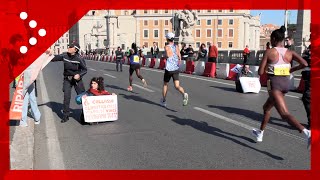 Maratona di Roma ambientalisti occupano la strada al passaggio dei podisti [upl. by Vanny]