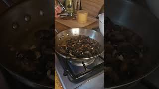 Creamy mushroom pasta mushroompastarecipeItalianpastarecipesvegetarianpastarecipesmushroompasta [upl. by Ytnom]