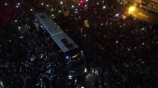 La impresionante llegada del bus del Valencia a Mestalla [upl. by Chancelor]