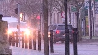 Des flocons tombent sur Alençon en Normandie [upl. by Adnocahs]