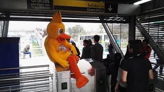 Todos pagamos el pato en TransMilenio con los colados [upl. by Anitnatsnoc]