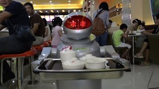 Un restaurante atendido por robots [upl. by Everick]