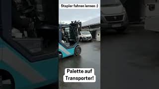 Gabelstapler fahren lernen Für die erste Fahrt Läuft Palette für Mobilzäune auf Transporter laden [upl. by Wini]