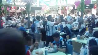 Hinchada Argentina en centro comercial de Moscu patio de comidas Rusia 2018 Mundial [upl. by Eniahs]