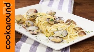 Spaghetti alle vongole in bianco  Ricetta di pesce [upl. by Notxed]