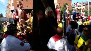 Els Gegants de Martorell sota la tenta mirada dels gegants centanaris en Molins de Rei [upl. by Soalokin]