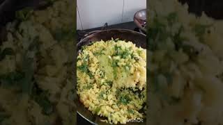 Bataka paua or poha for breakfast 🤔 homemade delicious poha [upl. by Eanahs]